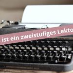 Auf einem Holztisch steht eine alte Schreibmaschine.