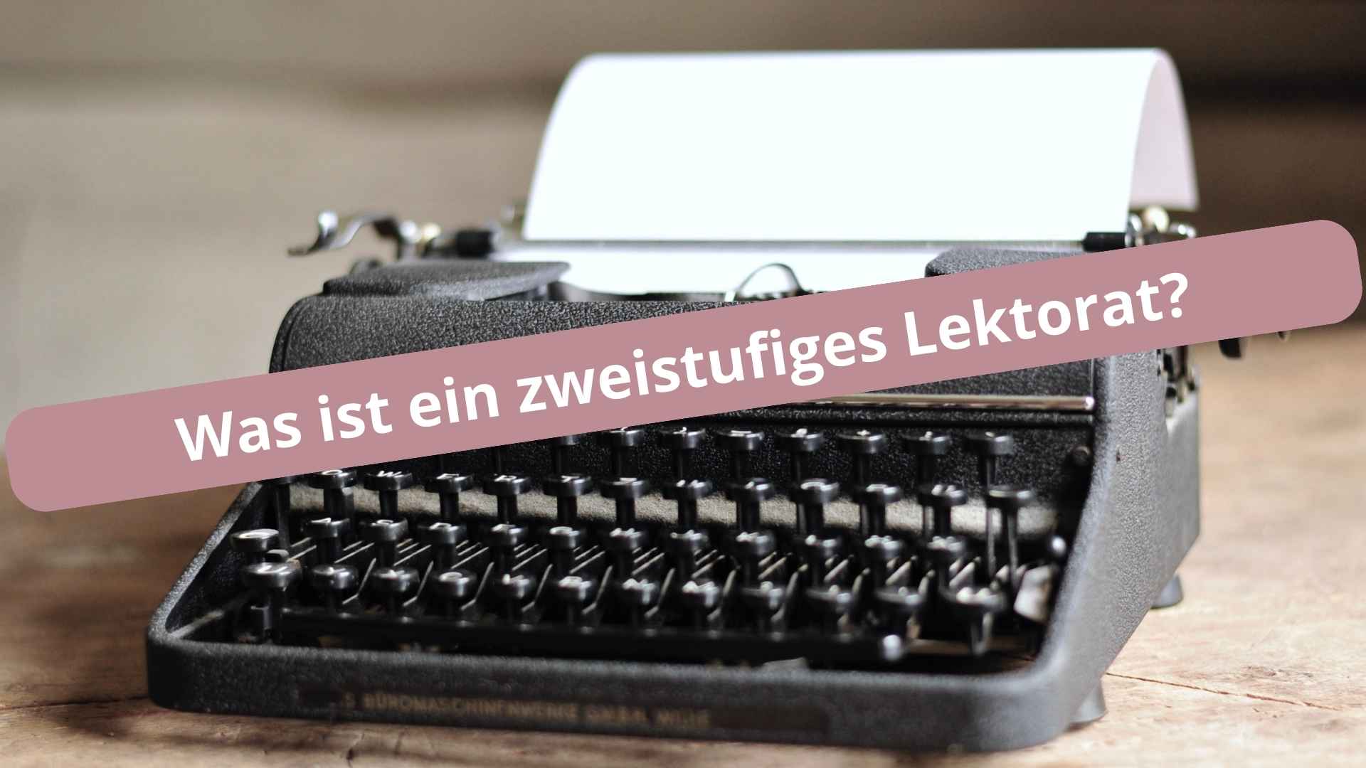 Auf einem Holztisch steht eine alte Schreibmaschine.