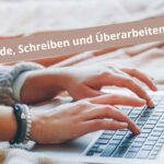 Zwei Hände schreiben auf einem Laptop