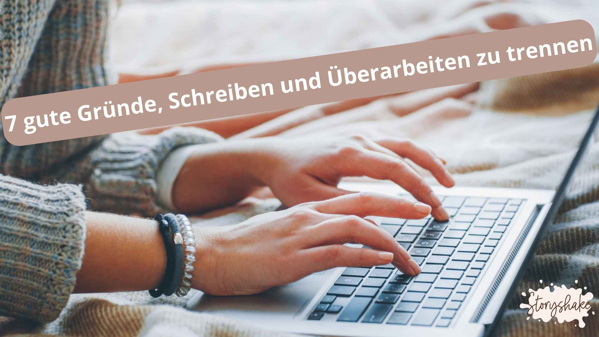 Zwei Hände schreiben auf einem Laptop