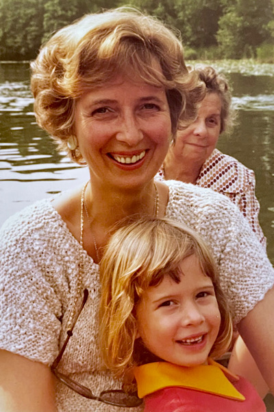 Lektorin Christine Storck als Kind mit Mutter und Oma bei einer Bootsfahrt.