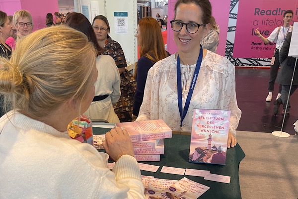 Lektorin und Romanautorin Christine Storck auf der Frankfurter Buchmesse im Gespräch bei einem Meet & Greet mit ihrem Roman "Leuchtturm der vergessenen Wünsche" 