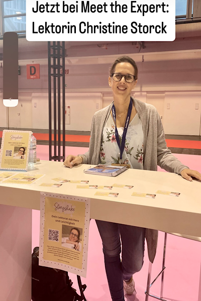 Lektorin Christine Storck auf der Frankfurter Buchmesse als Expertin bei einem Speed-Dating hinter ihrem Tisch.