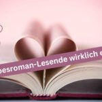 Die Seiten eines aufgeklappten Buchs formen ein Herz