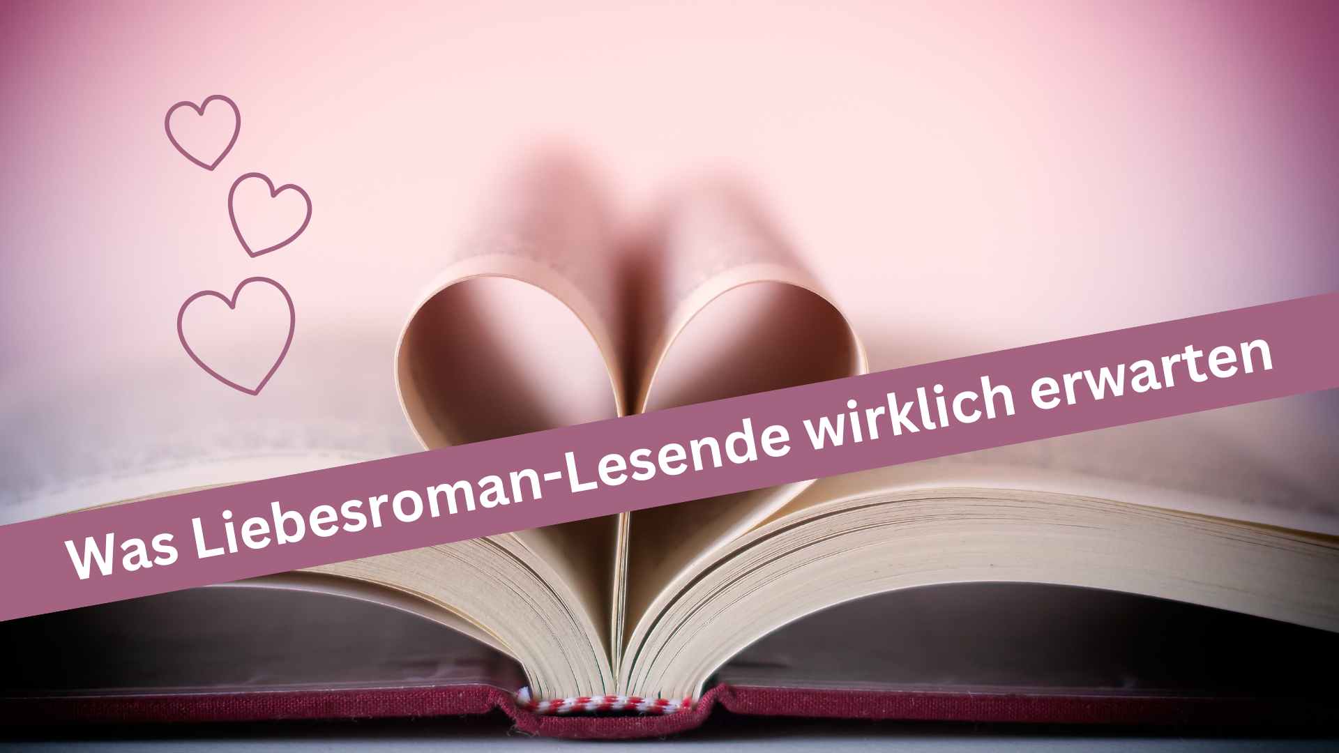 Die Seiten eines aufgeklappten Buchs formen ein Herz