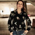 Lektorin Christine Storck steht auf einem alten Dachboden und denkt an ihre To-Want-Liste für das 1. Quartal 2025