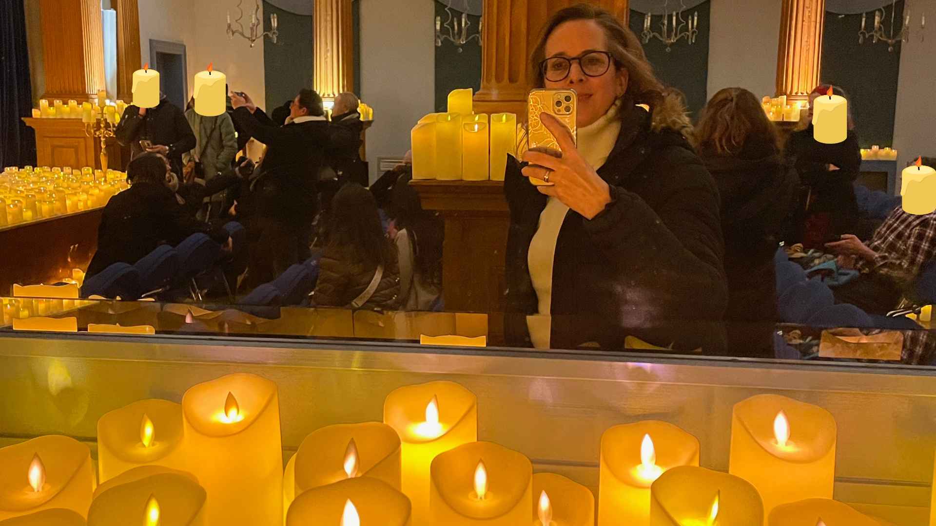 Lektorin Christine Storck steht in einem Konzertsaal inmitten von tausenden Kerzen.