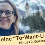Lektorin Christine Storck steht vor dem verschneiten Bergpanorama in Sulden und denkt an ihre To-Want-Liste für das 2. Quartal 2025