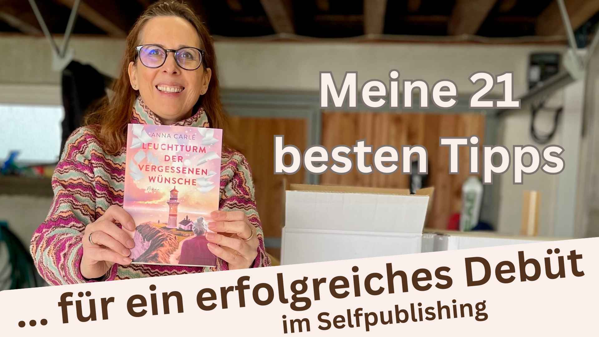Lektorin Christine Storck, die als Anna Carlé Wohlfühlromane mit Sehnsuchtsorten schreibt, steht lachend in der Garage und zeigt ihr neues Buch.