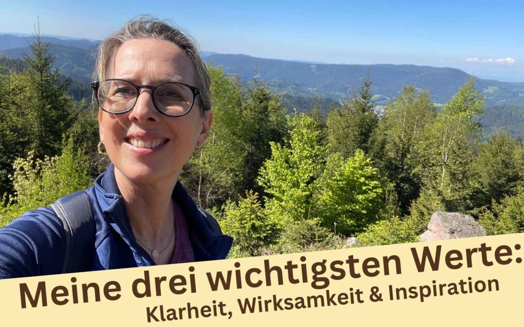 Lektorin Christine Storck steht im Schwarzwald und freut sich über ihre drei wichtigsten Werte: Klarheit, Wirksamkeit und Inspiration