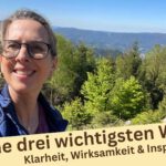 Lektorin Christine Storck steht im Schwarzwald und freut sich über ihre drei wichtigsten Werte: Klarheit, Wirksamkeit und Inspiration