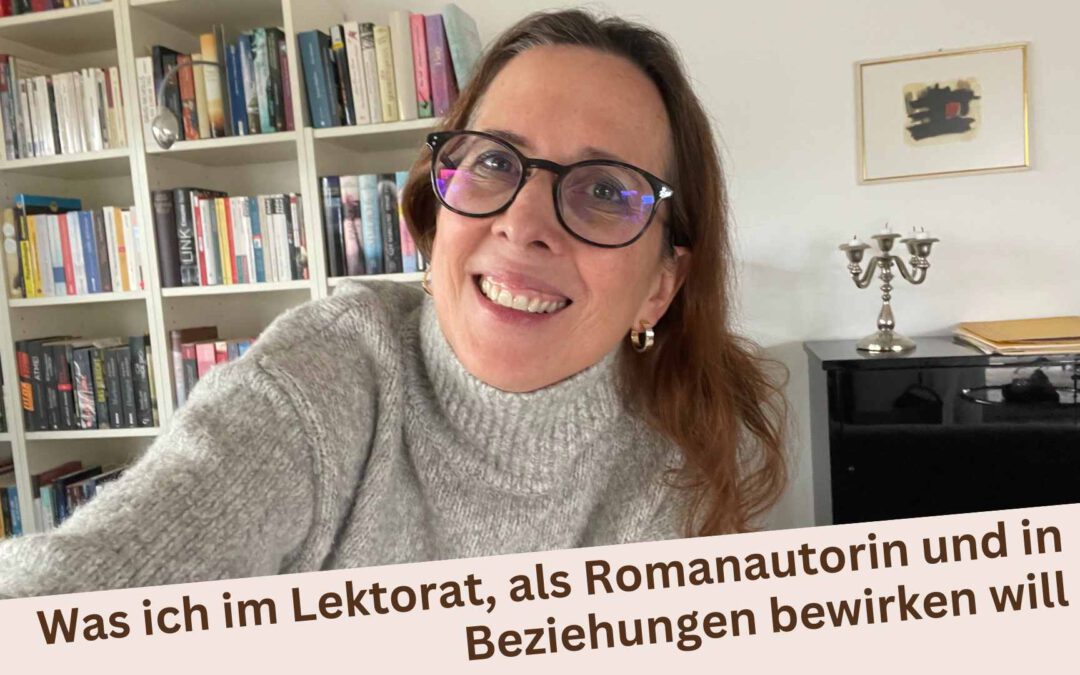 Lektorin Christine Storck steht vor ihrem Bücherregal im Wohnzimmer und lacht in die Kamera