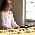 Lektorin Christine Storck sitzt auf einem alten Dachboden an einer Schreibmaschine und schaut aus dem Fenster