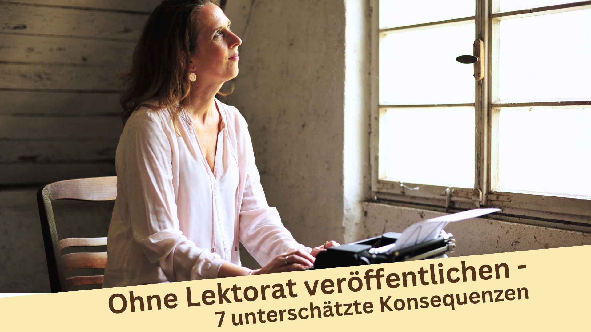 Lektorin Christine Storck sitzt auf einem alten Dachboden an einer Schreibmaschine und schaut aus dem Fenster