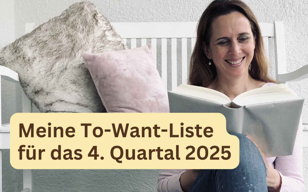 Lektorin und Romanautorin Christine Storck sitzt mit einem Buch in der Hand vor einer weißen Holzbank auf dem Boden und liest.