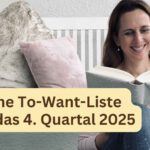 Lektorin und Romanautorin Christine Storck sitzt mit einem Buch in der Hand vor einer weißen Holzbank auf dem Boden und liest.