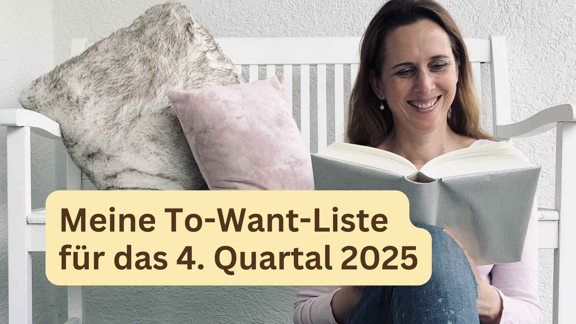 Lektorin und Romanautorin Christine Storck sitzt mit einem Buch in der Hand vor einer weißen Holzbank auf dem Boden und liest.