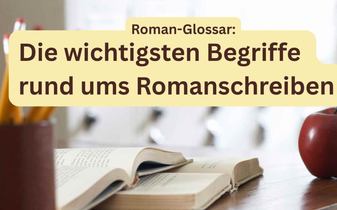 Auf dem Bild sind zwei aufgeschlagene Bücher auf einem Schreibtisch zu sehen. Daneben steht ein Becher mit Bleistiften, auf der anderen Seite liegt ein Apfel