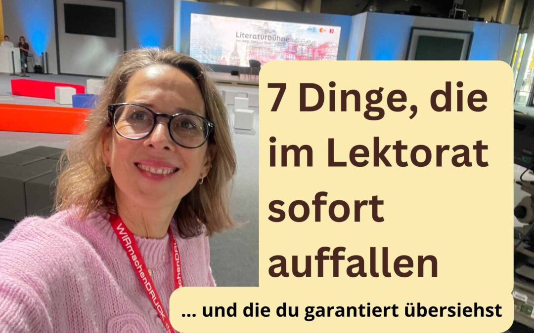 Lektorin Christine Storck steht vor der ARD-Bühne auf der Frankfurter Buchmesse und lacht in die Kamera