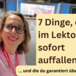 Lektorin Christine Storck steht vor der ARD-Bühne auf der Frankfurter Buchmesse und lacht in die Kamera