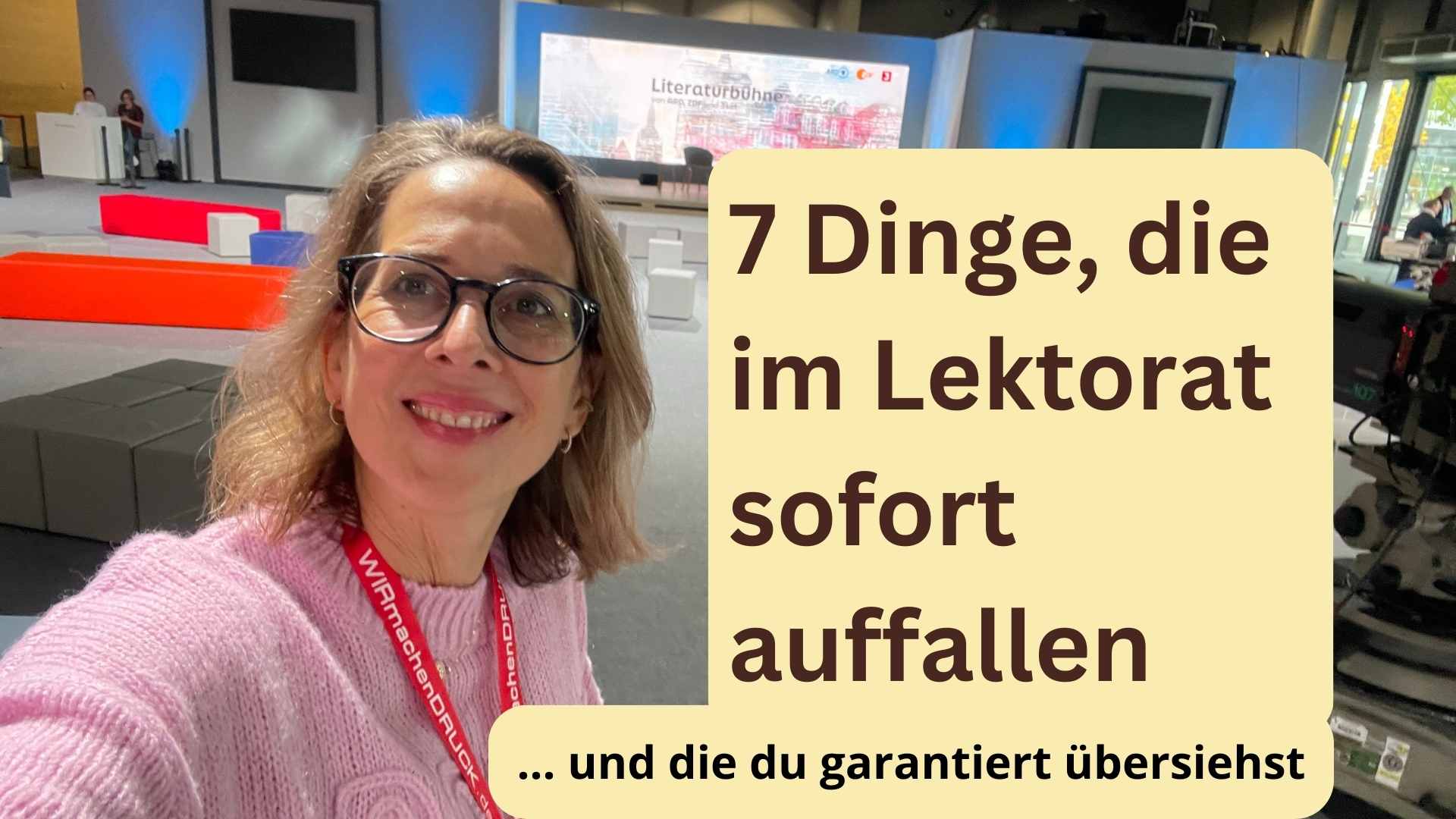 Lektorin Christine Storck steht vor der ARD-Bühne auf der Frankfurter Buchmesse und lacht in die Kamera