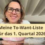Lektorin Christine Storck sitzt am Tisch und lächelt in die Kamera und freut sich über ihre To Want Liste für das 1. Quartal 2026