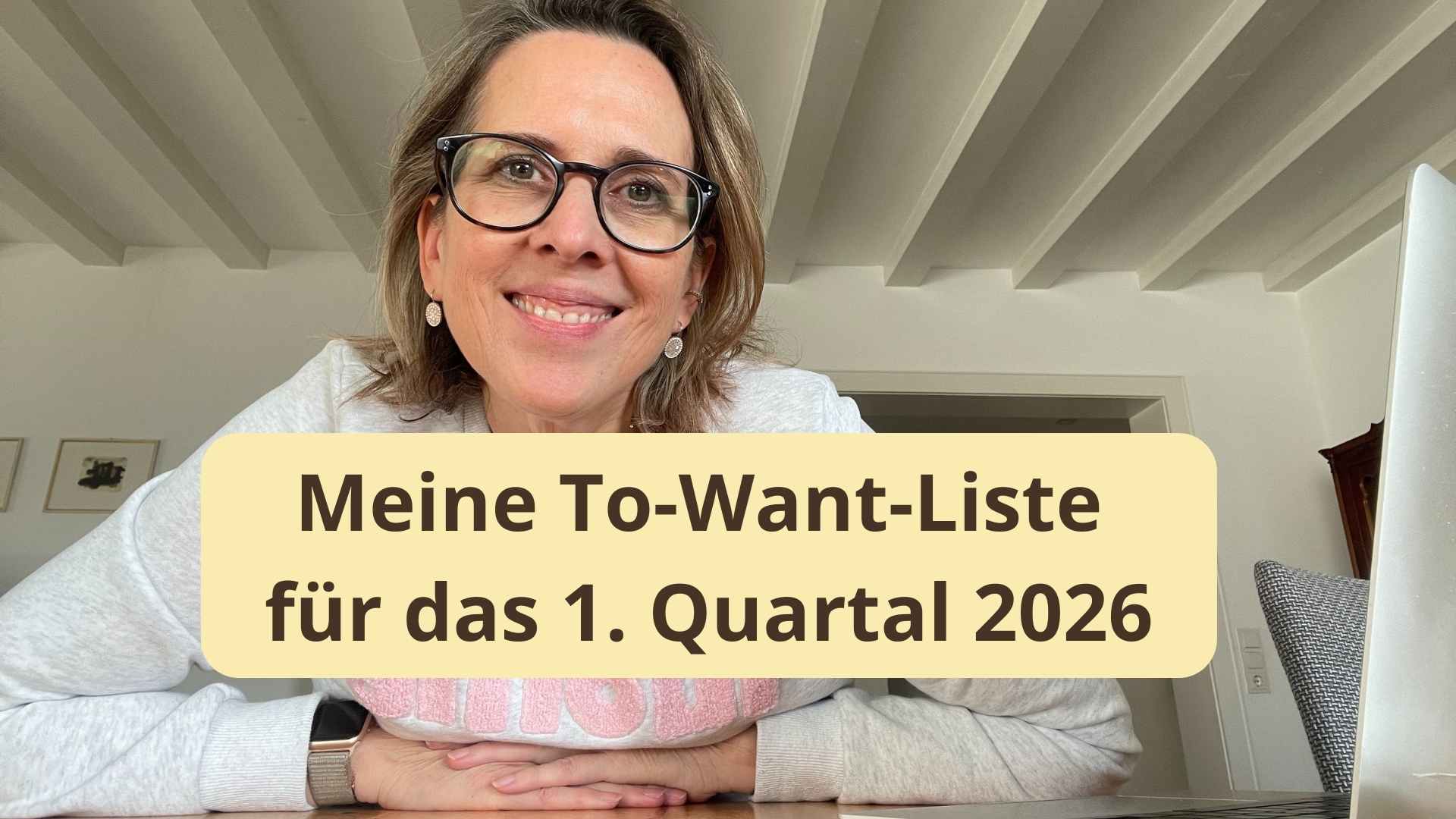 Lektorin Christine Storck sitzt am Tisch und lächelt in die Kamera und freut sich über ihre To Want Liste für das 1. Quartal 2026