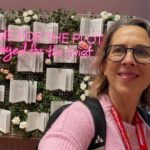 Lektorin Christine Storck steht vor einer Wand mit Büchern auf der Frankfurter Buchemsse