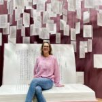 Lektorin Christine Storck sitzt auf der Frankfurter Buchmesse auf einem riesigen Buch-Sessel