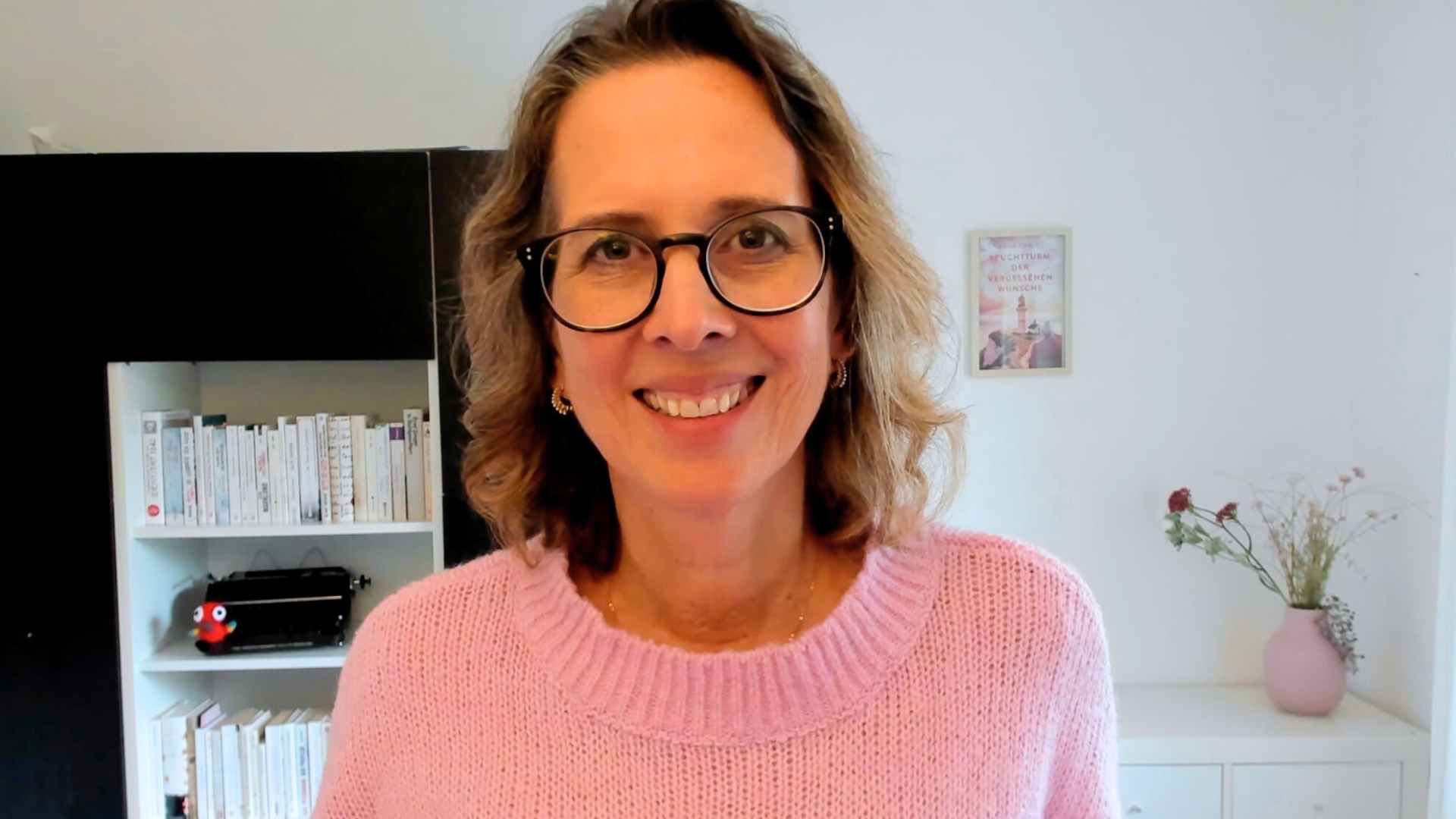 Lektorin Christine Storck steht in ihrem Büro am Schreibtisch.