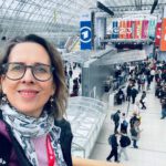 Lektorin Christine Storck steht in der Glashalle auf der Leipziger Buchmesse 2026