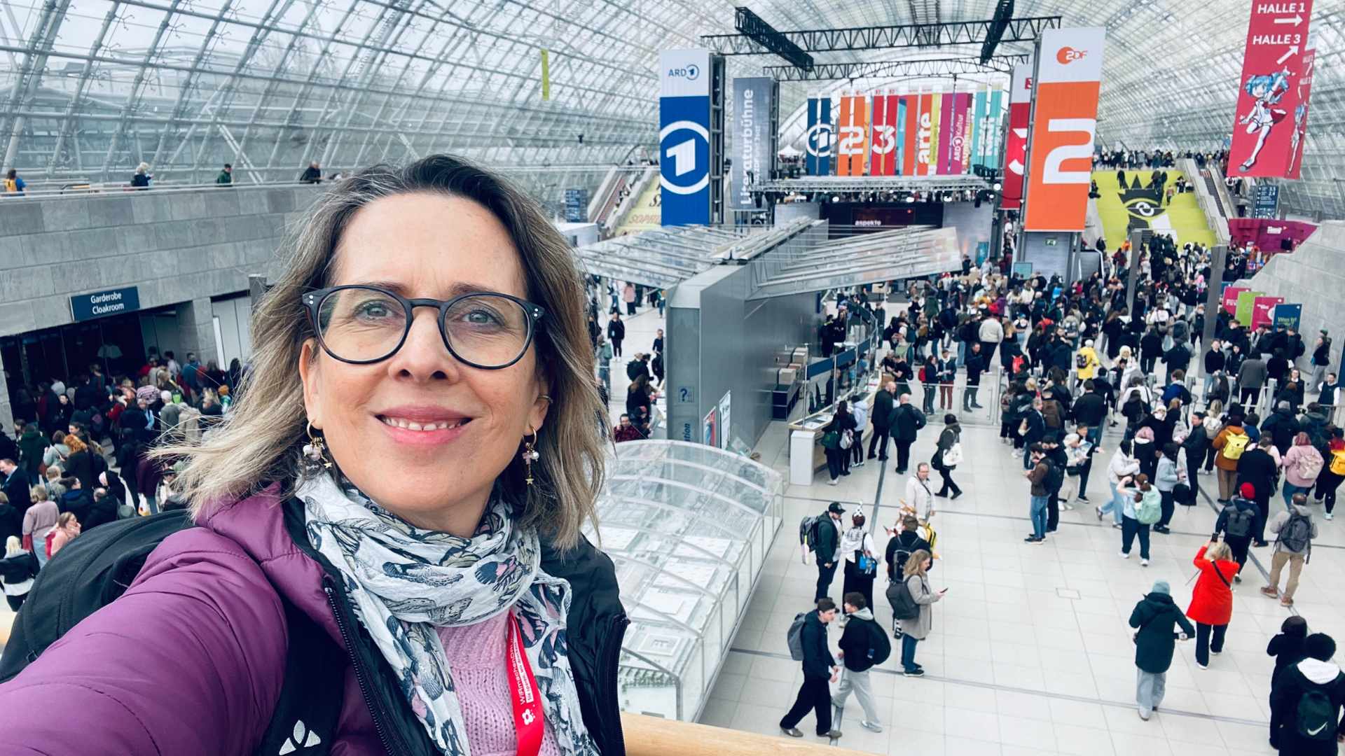 Lektorin Christine Storck steht in der Glashalle auf der Leipziger Buchmesse 2026