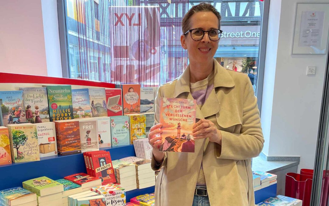Romanautorin und Lektorin Christine Storck steht mit ihrem Debüt-Roman in der Buchhandlung