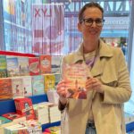 Romanautorin und Lektorin Christine Storck steht mit ihrem Debüt-Roman in der Buchhandlung