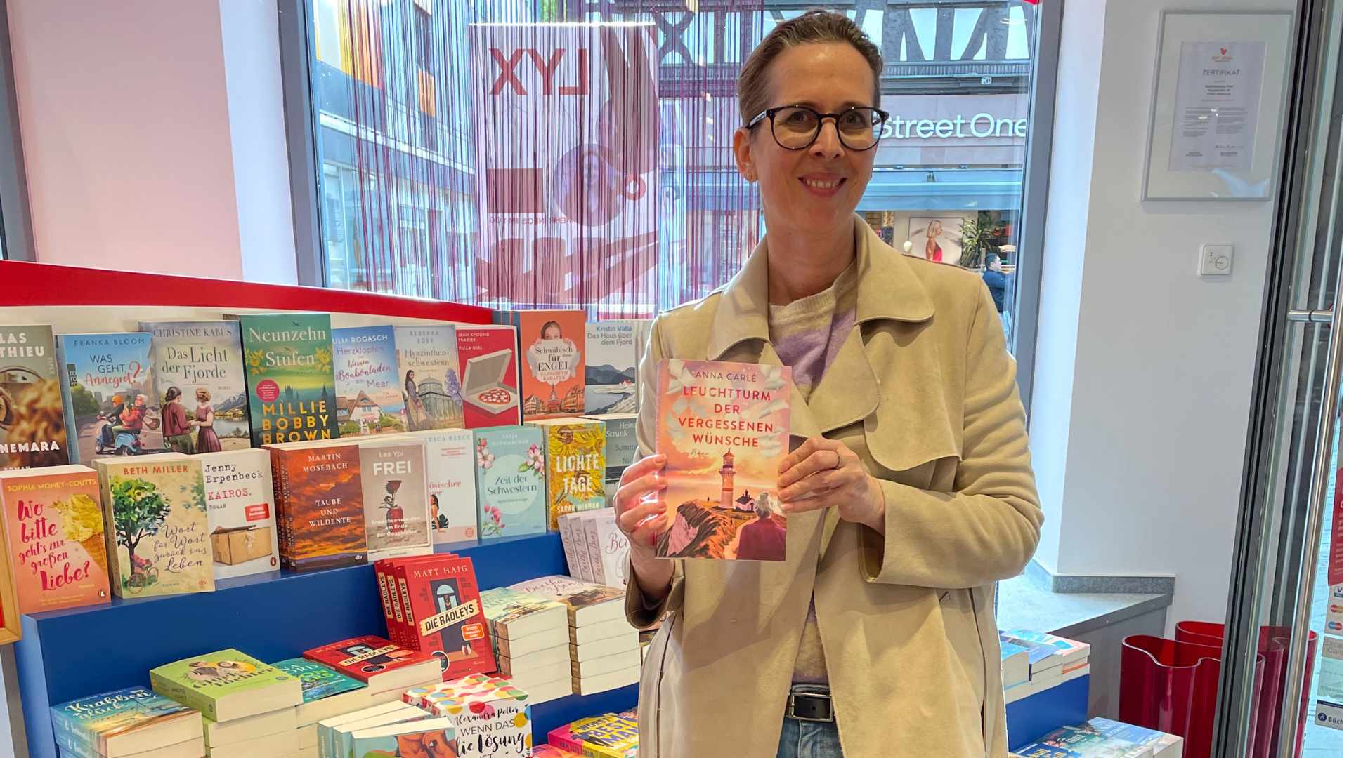 Romanautorin und Lektorin Christine Storck steht mit ihrem Debüt-Roman in der Buchhandlung