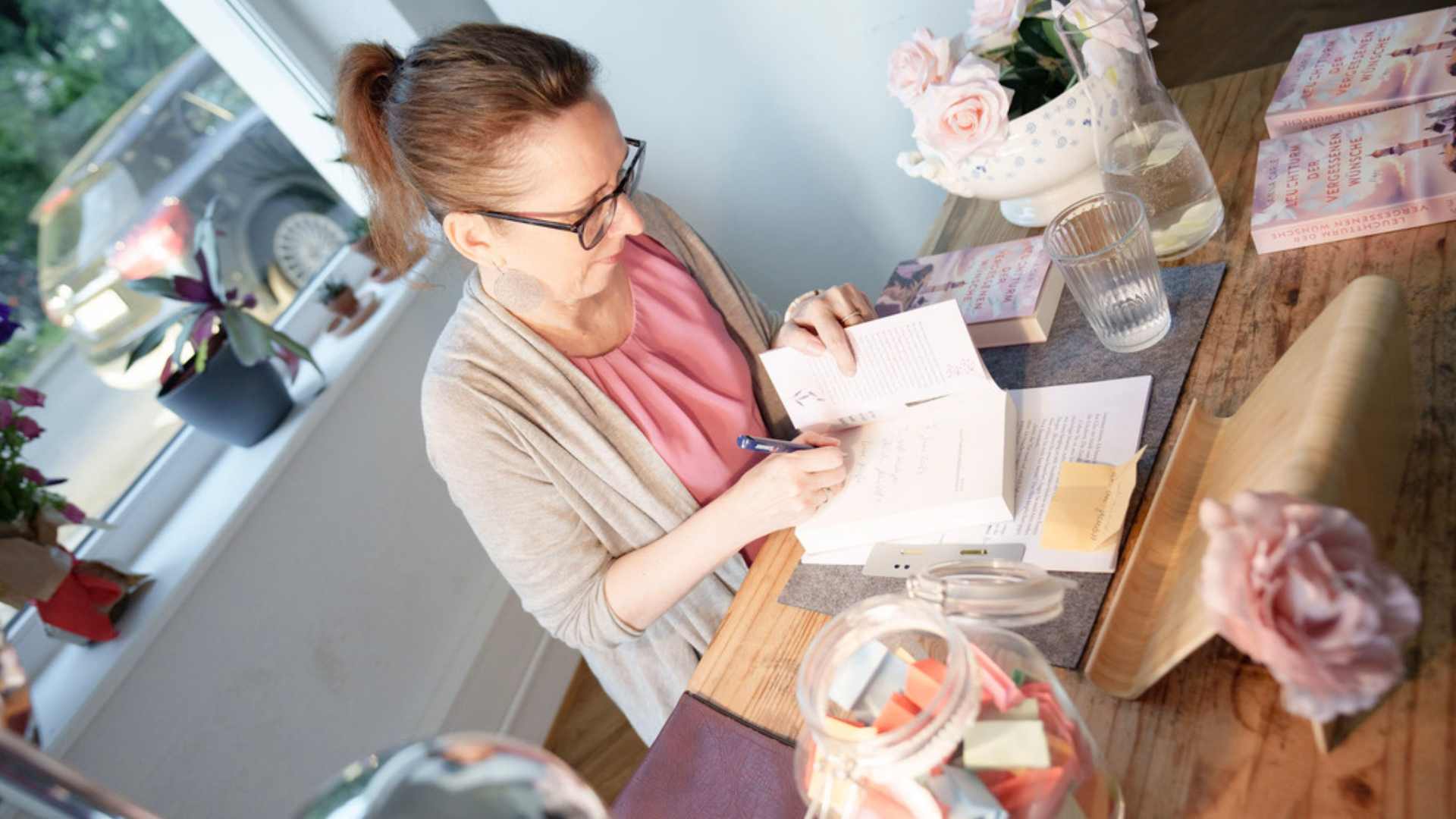 Romanautorin und Lektorin Christine Storck signiert ihren Roman bei einer Lesung.